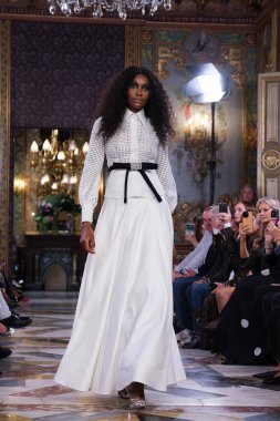Madrid 'deki Santa Isabel Sarayı' nda Madrid Moda Haftası 'nda Atelier Couture gelin podyumu sırasında Rafael Urquzar' ın eserlerini sergiliyor. 7 Ekim 2024 İspanya