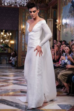 Madrid 'deki Santa Isabel Sarayı' nda Madrid Moda Haftası 'nda Atelier Couture gelin podyumu sırasında Rafael Urquzar' ın eserlerini sergiliyor. 7 Ekim 2024 İspanya