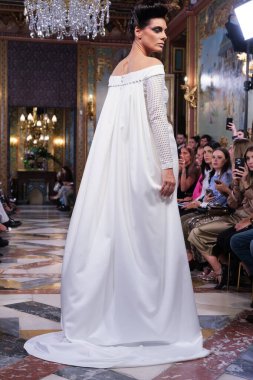 Madrid 'deki Santa Isabel Sarayı' nda Madrid Moda Haftası 'nda Atelier Couture gelin podyumu sırasında Rafael Urquzar' ın eserlerini sergiliyor. 7 Ekim 2024 İspanya