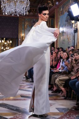 Madrid 'deki Santa Isabel Sarayı' nda Madrid Moda Haftası 'nda Atelier Couture gelin podyumu sırasında Rafael Urquzar' ın eserlerini sergiliyor. 7 Ekim 2024 İspanya