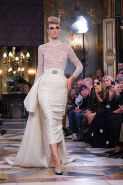 Madrid 'deki Santa Isabel Sarayı' nda Madrid Moda Haftası 'nda Atelier Couture gelin podyumu sırasında Rafael Urquzar' ın eserlerini sergiliyor. 7 Ekim 2024 İspanya