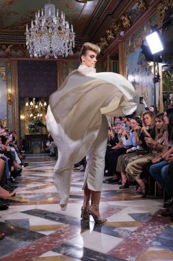 Madrid 'deki Santa Isabel Sarayı' nda Madrid Moda Haftası 'nda Atelier Couture gelin podyumu sırasında Rafael Urquzar' ın eserlerini sergiliyor. 7 Ekim 2024 İspanya