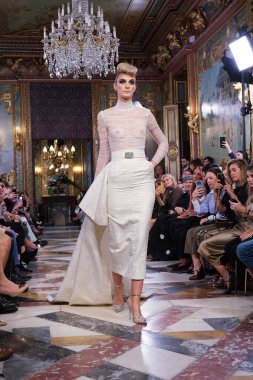 Madrid 'deki Santa Isabel Sarayı' nda Madrid Moda Haftası 'nda Atelier Couture gelin podyumu sırasında Rafael Urquzar' ın eserlerini sergiliyor. 7 Ekim 2024 İspanya