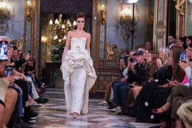 Madrid 'deki Santa Isabel Sarayı' nda Madrid Moda Haftası 'nda Atelier Couture gelin podyumu sırasında Rafael Urquzar' ın eserlerini sergiliyor. 7 Ekim 2024 İspanya