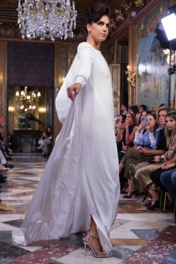 Madrid 'deki Santa Isabel Sarayı' nda Madrid Moda Haftası 'nda Atelier Couture gelin podyumu sırasında Rafael Urquzar' ın eserlerini sergiliyor. 7 Ekim 2024 İspanya