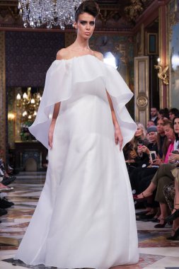 Madrid 'deki Santa Isabel Sarayı' nda Madrid Moda Haftası 'nda Atelier Couture gelin podyumu sırasında Rafael Urquzar' ın eserlerini sergiliyor. 7 Ekim 2024 İspanya