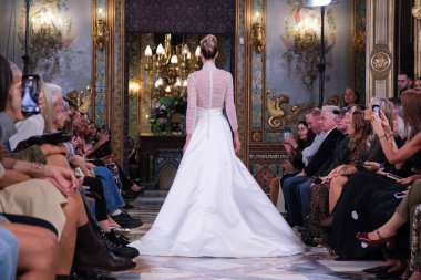 Madrid 'deki Santa Isabel Sarayı' nda Madrid Moda Haftası 'nda Atelier Couture gelin podyumu sırasında Rafael Urquzar' ın eserlerini sergiliyor. 7 Ekim 2024 İspanya