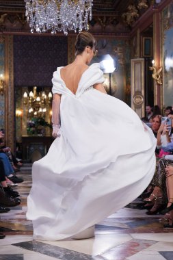 Madrid 'deki Santa Isabel Sarayı' nda Madrid Moda Haftası 'nda Atelier Couture gelin podyumu sırasında Rafael Urquzar' ın eserlerini sergiliyor. 7 Ekim 2024 İspanya