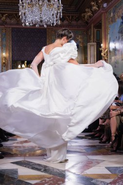 Madrid 'deki Santa Isabel Sarayı' nda Madrid Moda Haftası 'nda Atelier Couture gelin podyumu sırasında Rafael Urquzar' ın eserlerini sergiliyor. 7 Ekim 2024 İspanya