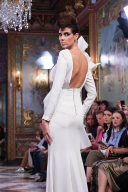 Madrid 'deki Santa Isabel Sarayı' nda Madrid Moda Haftası 'nda Atelier Couture gelin podyumu sırasında Rafael Urquzar' ın eserlerini sergiliyor. 7 Ekim 2024 İspanya