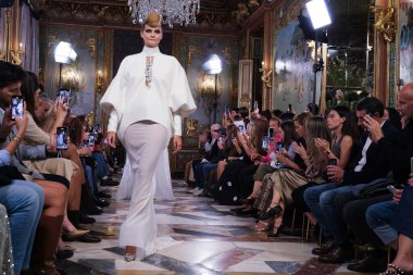 Madrid 'deki Santa Isabel Sarayı' nda Madrid Moda Haftası 'nda Atelier Couture gelin podyumu sırasında Rafael Urquzar' ın eserlerini sergiliyor. 7 Ekim 2024 İspanya