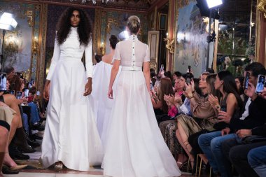 Madrid 'deki Santa Isabel Sarayı' nda Madrid Moda Haftası 'nda Atelier Couture gelin podyumu sırasında Rafael Urquzar' ın eserlerini sergiliyor. 7 Ekim 2024 İspanya