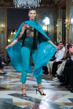 Madrid 'deki Santa Isabel Sarayı' nda Madrid Moda Haftası içinde Atılier Couture gelin podyumu sırasında Lucia Cano 'nun eserlerini sergiliyor. 7 Ekim 2024 İspanya