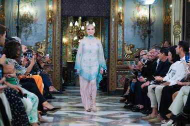 Madrid 'deki Santa Isabel Sarayı' nda Madrid Moda Haftası içinde Atılier Couture gelin podyumu sırasında Lucia Cano 'nun eserlerini sergiliyor. 7 Ekim 2024 İspanya