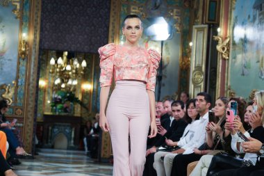 Madrid 'deki Santa Isabel Sarayı' nda Madrid Moda Haftası içinde Atılier Couture gelin podyumu sırasında Lucia Cano 'nun eserlerini sergiliyor. 7 Ekim 2024 İspanya