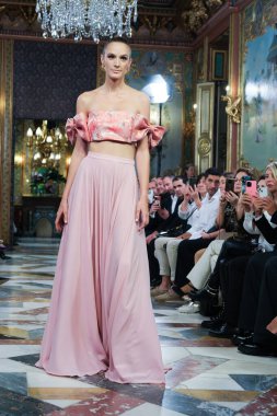 Madrid 'deki Santa Isabel Sarayı' nda Madrid Moda Haftası içinde Atılier Couture gelin podyumu sırasında Lucia Cano 'nun eserlerini sergiliyor. 7 Ekim 2024 İspanya