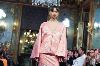 Madrid 'deki Santa Isabel Sarayı' nda Madrid Moda Haftası içinde Atılier Couture gelin podyumu sırasında Lucia Cano 'nun eserlerini sergiliyor. 7 Ekim 2024 İspanya
