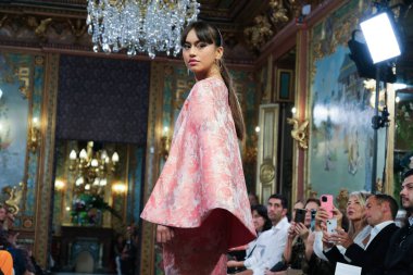Madrid 'deki Santa Isabel Sarayı' nda Madrid Moda Haftası içinde Atılier Couture gelin podyumu sırasında Lucia Cano 'nun eserlerini sergiliyor. 7 Ekim 2024 İspanya