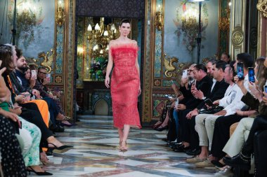 Madrid 'deki Santa Isabel Sarayı' nda Madrid Moda Haftası içinde Atılier Couture gelin podyumu sırasında Lucia Cano 'nun eserlerini sergiliyor. 7 Ekim 2024 İspanya