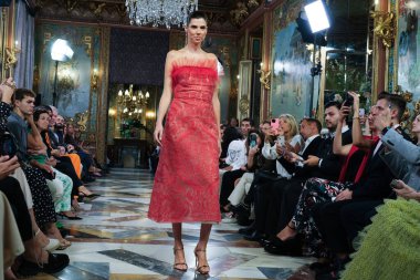 Madrid 'deki Santa Isabel Sarayı' nda Madrid Moda Haftası içinde Atılier Couture gelin podyumu sırasında Lucia Cano 'nun eserlerini sergiliyor. 7 Ekim 2024 İspanya