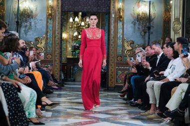 Madrid 'deki Santa Isabel Sarayı' nda Madrid Moda Haftası içinde Atılier Couture gelin podyumu sırasında Lucia Cano 'nun eserlerini sergiliyor. 7 Ekim 2024 İspanya