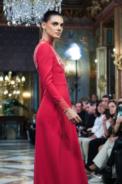Madrid 'deki Santa Isabel Sarayı' nda Madrid Moda Haftası içinde Atılier Couture gelin podyumu sırasında Lucia Cano 'nun eserlerini sergiliyor. 7 Ekim 2024 İspanya