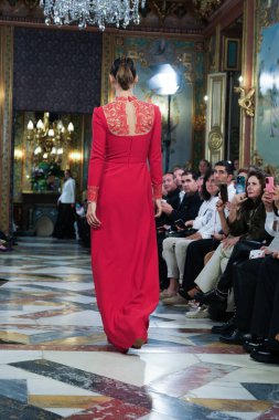 Madrid 'deki Santa Isabel Sarayı' nda Madrid Moda Haftası içinde Atılier Couture gelin podyumu sırasında Lucia Cano 'nun eserlerini sergiliyor. 7 Ekim 2024 İspanya