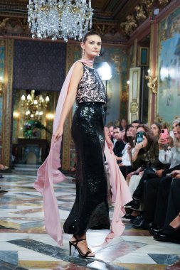 Madrid 'deki Santa Isabel Sarayı' nda Madrid Moda Haftası içinde Atılier Couture gelin podyumu sırasında Lucia Cano 'nun eserlerini sergiliyor. 7 Ekim 2024 İspanya