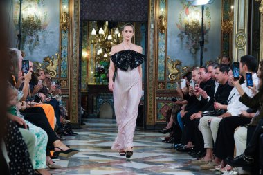 Madrid 'deki Santa Isabel Sarayı' nda Madrid Moda Haftası içinde Atılier Couture gelin podyumu sırasında Lucia Cano 'nun eserlerini sergiliyor. 7 Ekim 2024 İspanya