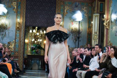 Madrid 'deki Santa Isabel Sarayı' nda Madrid Moda Haftası içinde Atılier Couture gelin podyumu sırasında Lucia Cano 'nun eserlerini sergiliyor. 7 Ekim 2024 İspanya