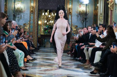 Madrid 'deki Santa Isabel Sarayı' nda Madrid Moda Haftası içinde Atılier Couture gelin podyumu sırasında Lucia Cano 'nun eserlerini sergiliyor. 7 Ekim 2024 İspanya