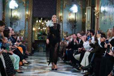 Madrid 'deki Santa Isabel Sarayı' nda Madrid Moda Haftası içinde Atılier Couture gelin podyumu sırasında Lucia Cano 'nun eserlerini sergiliyor. 7 Ekim 2024 İspanya