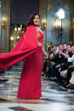 Madrid 'deki Santa Isabel Sarayı' nda Madrid Moda Haftası içinde Atılier Couture gelin podyumu sırasında Lucia Cano 'nun eserlerini sergiliyor. 7 Ekim 2024 İspanya