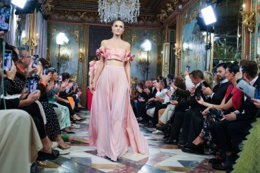 Madrid 'deki Santa Isabel Sarayı' nda Madrid Moda Haftası içinde Atılier Couture gelin podyumu sırasında Lucia Cano 'nun eserlerini sergiliyor. 7 Ekim 2024 İspanya