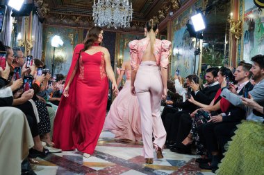 Madrid 'deki Santa Isabel Sarayı' nda Madrid Moda Haftası içinde Atılier Couture gelin podyumu sırasında Lucia Cano 'nun eserlerini sergiliyor. 7 Ekim 2024 İspanya