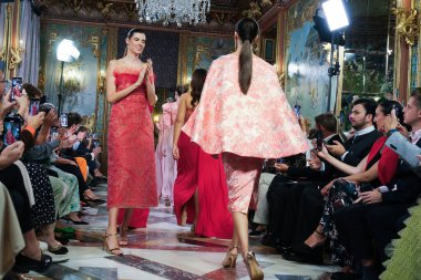 Madrid 'deki Santa Isabel Sarayı' nda Madrid Moda Haftası içinde Atılier Couture gelin podyumu sırasında Lucia Cano 'nun eserlerini sergiliyor. 7 Ekim 2024 İspanya