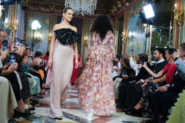 Madrid 'deki Santa Isabel Sarayı' nda Madrid Moda Haftası içinde Atılier Couture gelin podyumu sırasında Lucia Cano 'nun eserlerini sergiliyor. 7 Ekim 2024 İspanya