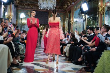Madrid 'deki Santa Isabel Sarayı' nda Madrid Moda Haftası içinde Atılier Couture gelin podyumu sırasında Lucia Cano 'nun eserlerini sergiliyor. 7 Ekim 2024 İspanya