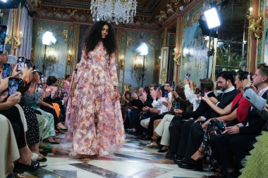 Madrid 'deki Santa Isabel Sarayı' nda Madrid Moda Haftası içinde Atılier Couture gelin podyumu sırasında Lucia Cano 'nun eserlerini sergiliyor. 7 Ekim 2024 İspanya