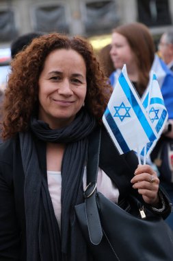 Hamas 'ın kurbanları ve rehinelerinin anısına düzenlenen mitingde, Hamas' ın 7 Ekim 2024 'te Madrid' de Puerta del Sol 'da düzenlediği saldırının yıldönümü anısına düzenlenen protestolar düzenlendi.