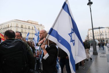 Hamas 'ın kurbanları ve rehinelerinin anısına düzenlenen mitingde, Hamas' ın 7 Ekim 2024 'te Madrid' de Puerta del Sol 'da düzenlediği saldırının yıldönümü anısına düzenlenen protestolar düzenlendi.