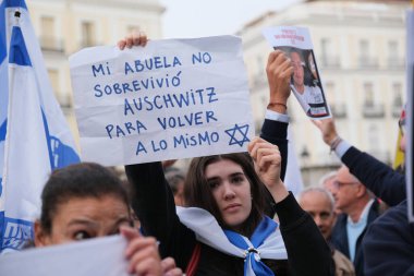 Hamas 'ın kurbanları ve rehinelerinin anısına düzenlenen mitingde, Hamas' ın 7 Ekim 2024 'te Madrid' de Puerta del Sol 'da düzenlediği saldırının yıldönümü anısına düzenlenen protestolar düzenlendi.