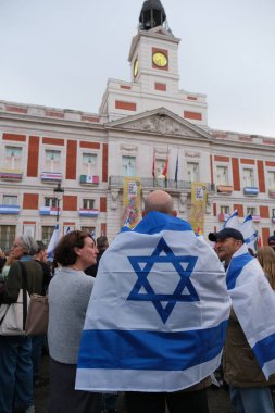 Hamas 'ın kurbanları ve rehinelerinin anısına düzenlenen mitingde, Hamas' ın 7 Ekim 2024 'te Madrid' de Puerta del Sol 'da düzenlediği saldırının yıldönümü anısına düzenlenen protestolar düzenlendi.