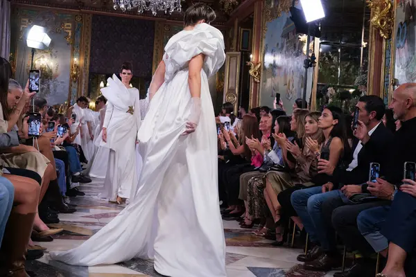 Madrid 'deki Santa Isabel Sarayı' nda Madrid Moda Haftası 'nda Atelier Couture gelin podyumu sırasında Rafael Urquzar' ın eserlerini sergiliyor. 7 Ekim 2024 İspanya