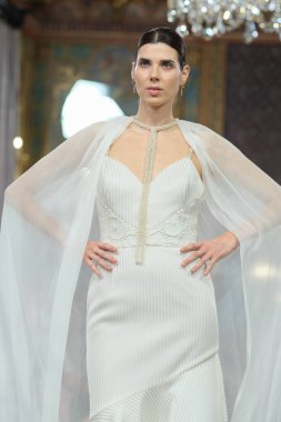 Madrid 'deki Santa Isabel Sarayı' nda Madrid Moda Haftası 'nda Atıcı Tasarım gelin podyumu sırasında Carmen Alba' nın eserlerini sergiliyor. 8 Ekim 2024 İspanya