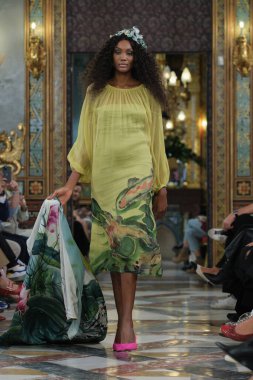 Madrid 'deki Santa Isabel Sarayı' nda Madrid Moda Haftası 'nda Atıcı Tasarım gelin podyumu sırasında Carmen Alba' nın eserlerini sergiliyor. 8 Ekim 2024 İspanya