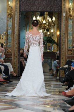 Madrid 'deki Santa Isabel Sarayı' nda Madrid Moda Haftası 'nda Atıcı Tasarım gelin podyumu sırasında Carmen Alba' nın eserlerini sergiliyor. 8 Ekim 2024 İspanya
