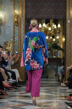 Madrid 'deki Santa Isabel Sarayı' nda Madrid Moda Haftası 'nda Atıcı Tasarım gelin podyumu sırasında Carmen Alba' nın eserlerini sergiliyor. 8 Ekim 2024 İspanya