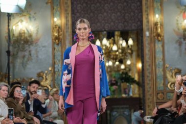 Madrid 'deki Santa Isabel Sarayı' nda Madrid Moda Haftası 'nda Atıcı Tasarım gelin podyumu sırasında Carmen Alba' nın eserlerini sergiliyor. 8 Ekim 2024 İspanya