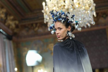 Madrid 'deki Santa Isabel Sarayı' nda Madrid Moda Haftası 'nda Atıcı Tasarım gelin podyumu sırasında Carmen Alba' nın eserlerini sergiliyor. 8 Ekim 2024 İspanya
